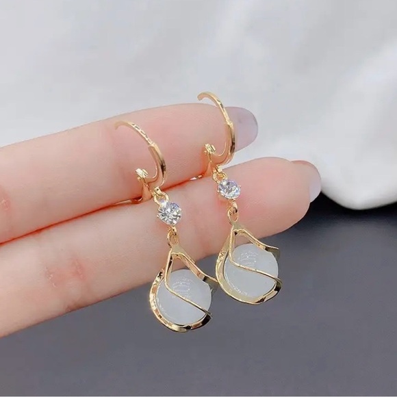 Jewelry - Elegant Gold and White Drop Earrings.